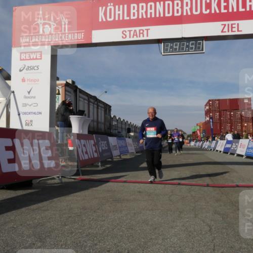 03.10.2025 - Köhlbrandbrückenlauf Matties Gatica Varas http://msf.ph/oto/9172248 03.10.2025 10:41:58 Ziel 2887, 2888, 2988, 3517 meine-sportfotos.de