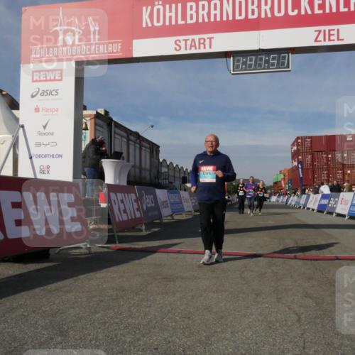 03.10.2025 - Köhlbrandbrückenlauf Matties Gatica Varas http://msf.ph/oto/9172250 03.10.2025 10:41:59 Ziel 2887, 2888, 2988 meine-sportfotos.de