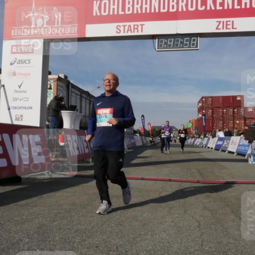 03.10.2025 - Köhlbrandbrückenlauf Matties Gatica Varas http://msf.ph/oto/9172254 03.10.2025 10:42:00 Ziel 2887, 2888, 2988 meine-sportfotos.de