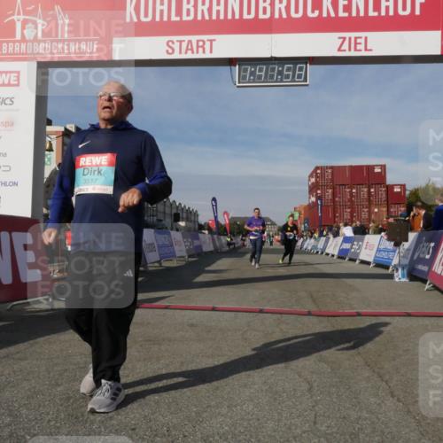 03.10.2025 - Köhlbrandbrückenlauf Matties Gatica Varas http://msf.ph/oto/9172256 03.10.2025 10:42:00 Ziel 2887, 2888, 2988 meine-sportfotos.de