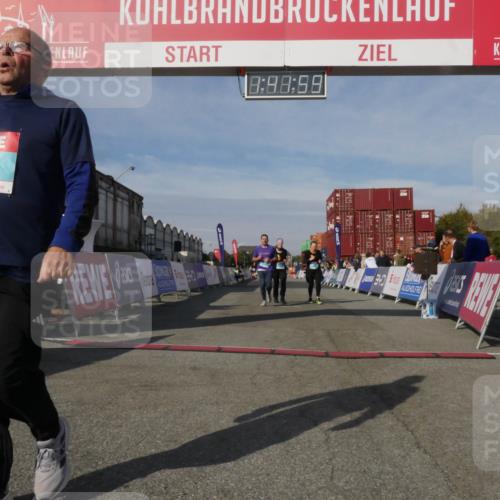 03.10.2025 - Köhlbrandbrückenlauf Matties Gatica Varas http://msf.ph/oto/9172258 03.10.2025 10:42:01 Ziel 2887, 2888, 2988 meine-sportfotos.de