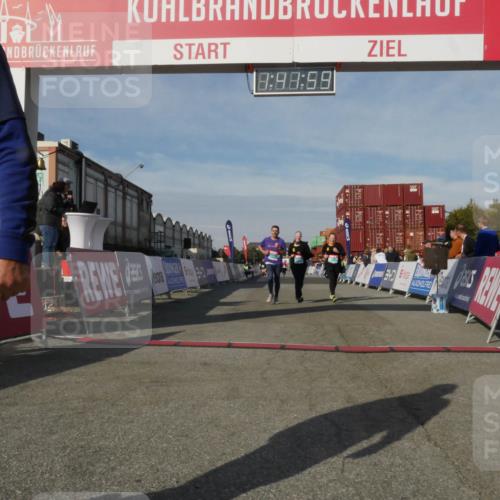 03.10.2025 - Köhlbrandbrückenlauf Matties Gatica Varas http://msf.ph/oto/9172260 03.10.2025 10:42:01 Ziel 2887, 2888, 2988 meine-sportfotos.de