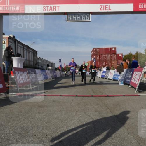 03.10.2025 - Köhlbrandbrückenlauf Matties Gatica Varas http://msf.ph/oto/9172262 03.10.2025 10:42:02 Ziel 2887, 2888, 2988 meine-sportfotos.de