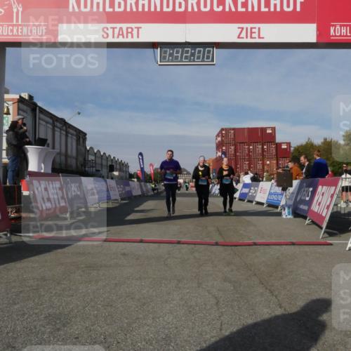 03.10.2025 - Köhlbrandbrückenlauf Matties Gatica Varas http://msf.ph/oto/9172264 03.10.2025 10:42:02 Ziel 2887, 2888, 2988 meine-sportfotos.de