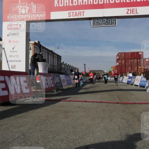 03.10.2025 - Köhlbrandbrückenlauf Matties Gatica Varas http://msf.ph/oto/9172296 03.10.2025 10:42:17 Ziel 2277, 2278, 2429, 2488, 2501, 2603, 3284 meine-sportfotos.de