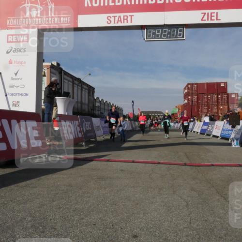 03.10.2025 - Köhlbrandbrückenlauf Matties Gatica Varas http://msf.ph/oto/9172300 03.10.2025 10:42:18 Ziel 2277, 2278, 2429, 2488, 2501, 2603, 3284 meine-sportfotos.de