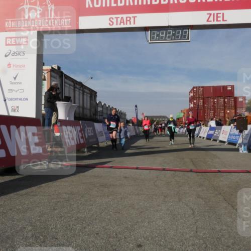 03.10.2025 - Köhlbrandbrückenlauf Matties Gatica Varas http://msf.ph/oto/9172302 03.10.2025 10:42:19 Ziel 2277, 2278, 2429, 2488, 2501, 2603, 3070, 3284 meine-sportfotos.de