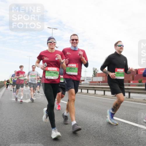 03.10.2025 - Köhlbrandbrückenlauf Matties Gatica Varas http://msf.ph/oto/9172307 03.10.2025 15:20:23 Position 3 7763, 7472, 7467 meine-sportfotos.de