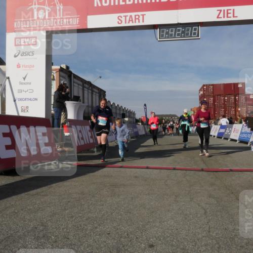 03.10.2025 - Köhlbrandbrückenlauf Matties Gatica Varas http://msf.ph/oto/9172308 03.10.2025 10:42:20 Ziel 2178, 2179, 2277, 2278, 2429, 2488, 2501, 2515, 2603, 3070, 3284 meine-sportfotos.de