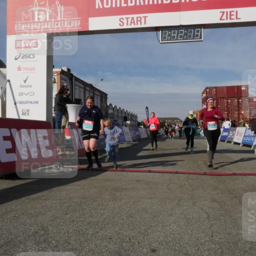 03.10.2025 - Köhlbrandbrückenlauf Matties Gatica Varas http://msf.ph/oto/9172310 03.10.2025 10:42:21 Ziel 2178, 2179, 2277, 2278, 2429, 2488, 2515, 2603, 3070, 3284 meine-sportfotos.de