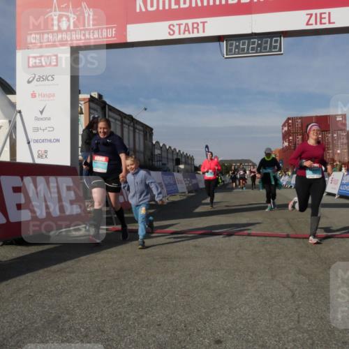 03.10.2025 - Köhlbrandbrückenlauf Matties Gatica Varas http://msf.ph/oto/9172312 03.10.2025 10:42:21 Ziel 2178, 2179, 2277, 2278, 2429, 2488, 2515, 2603, 3070, 3284 meine-sportfotos.de