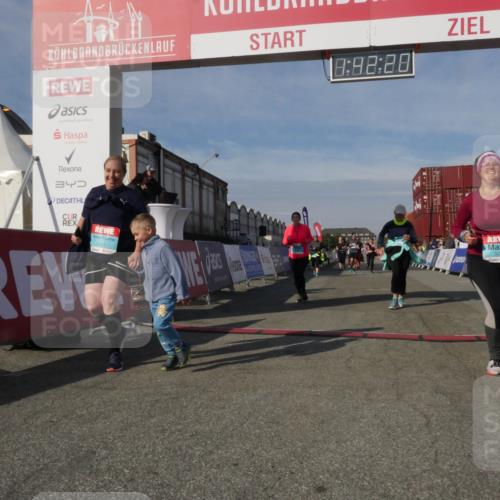 03.10.2025 - Köhlbrandbrückenlauf Matties Gatica Varas http://msf.ph/oto/9172318 03.10.2025 10:42:21 Ziel 2178, 2179, 2277, 2278, 2429, 2488, 2515, 2603, 3070, 3284 meine-sportfotos.de