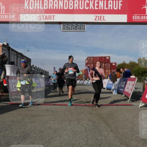 03.10.2025 - Köhlbrandbrückenlauf Matties Gatica Varas http://msf.ph/oto/9172344 03.10.2025 10:42:29 Ziel 2178, 2179, 2277, 2278, 2515, 2603, 3070 meine-sportfotos.de