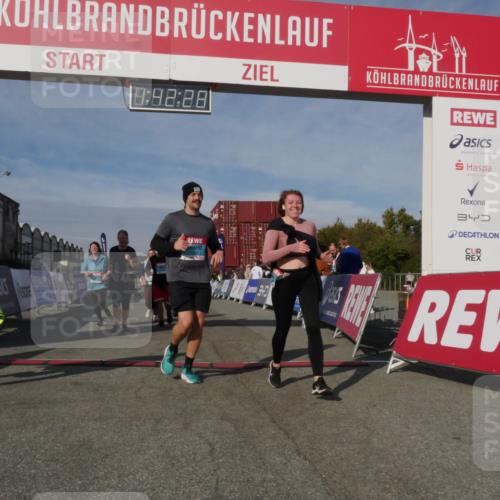 03.10.2025 - Köhlbrandbrückenlauf Matties Gatica Varas http://msf.ph/oto/9172346 03.10.2025 10:42:30 Ziel 2178, 2179, 2515, 3070 meine-sportfotos.de