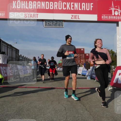03.10.2025 - Köhlbrandbrückenlauf Matties Gatica Varas http://msf.ph/oto/9172348 03.10.2025 10:42:30 Ziel 2178, 2179, 2515, 3070 meine-sportfotos.de
