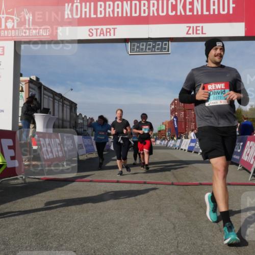 03.10.2025 - Köhlbrandbrückenlauf Matties Gatica Varas http://msf.ph/oto/9172350 03.10.2025 10:42:31 Ziel 2178, 2179, 2515, 3070 meine-sportfotos.de