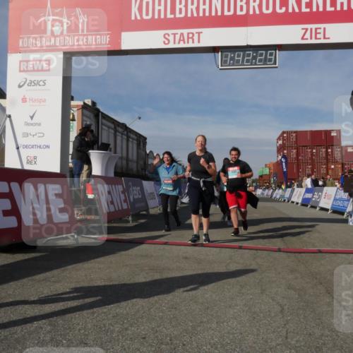 03.10.2025 - Köhlbrandbrückenlauf Matties Gatica Varas http://msf.ph/oto/9172352 03.10.2025 10:42:31 Ziel 2178, 2179, 2515, 3070 meine-sportfotos.de