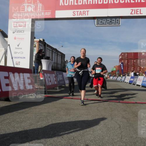 03.10.2025 - Köhlbrandbrückenlauf Matties Gatica Varas http://msf.ph/oto/9172354 03.10.2025 10:42:32 Ziel 2178, 2179, 2515 meine-sportfotos.de