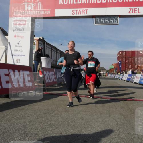 03.10.2025 - Köhlbrandbrückenlauf Matties Gatica Varas http://msf.ph/oto/9172356 03.10.2025 10:42:32 Ziel 2178, 2179, 2515 meine-sportfotos.de