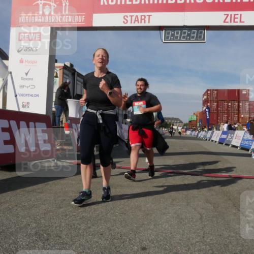 03.10.2025 - Köhlbrandbrückenlauf Matties Gatica Varas http://msf.ph/oto/9172358 03.10.2025 10:42:33 Ziel 3547, 3548 meine-sportfotos.de