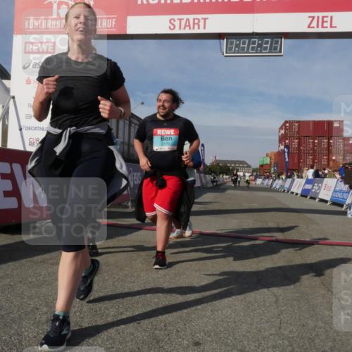 03.10.2025 - Köhlbrandbrückenlauf Matties Gatica Varas http://msf.ph/oto/9172360 03.10.2025 10:42:33 Ziel 3547, 3548 meine-sportfotos.de