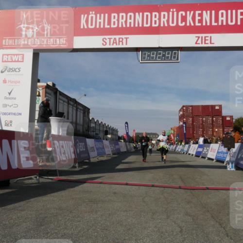 03.10.2025 - Köhlbrandbrückenlauf Matties Gatica Varas http://msf.ph/oto/9172362 03.10.2025 10:42:42 Ziel 2898, 2899, 3547, 3548 meine-sportfotos.de
