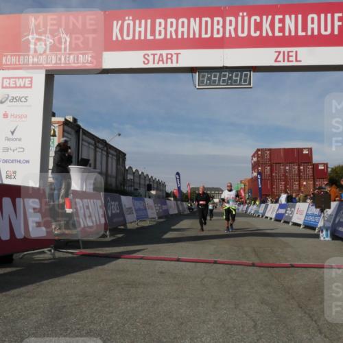 03.10.2025 - Köhlbrandbrückenlauf Matties Gatica Varas http://msf.ph/oto/9172364 03.10.2025 10:42:42 Ziel 2898, 2899, 3547, 3548 meine-sportfotos.de