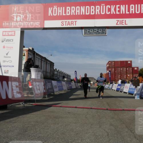 03.10.2025 - Köhlbrandbrückenlauf Matties Gatica Varas http://msf.ph/oto/9172368 03.10.2025 10:42:43 Ziel 2898, 2899, 3547, 3548 meine-sportfotos.de
