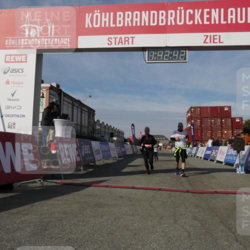 03.10.2025 - Köhlbrandbrückenlauf Matties Gatica Varas http://msf.ph/oto/9172370 03.10.2025 10:42:44 Ziel 2898, 2899, 3547, 3548 meine-sportfotos.de