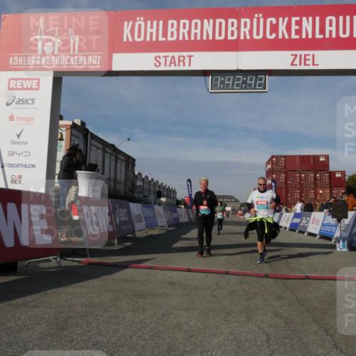 03.10.2025 - Köhlbrandbrückenlauf Matties Gatica Varas http://msf.ph/oto/9172372 03.10.2025 10:42:44 Ziel 2898, 2899, 3547, 3548 meine-sportfotos.de