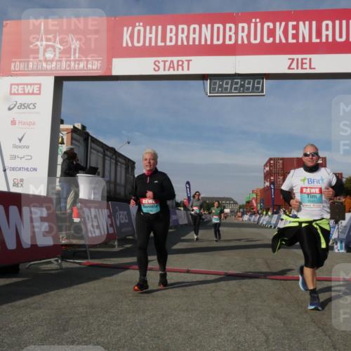 03.10.2025 - Köhlbrandbrückenlauf Matties Gatica Varas http://msf.ph/oto/9172377 03.10.2025 10:42:46 Ziel 2898, 2899 meine-sportfotos.de