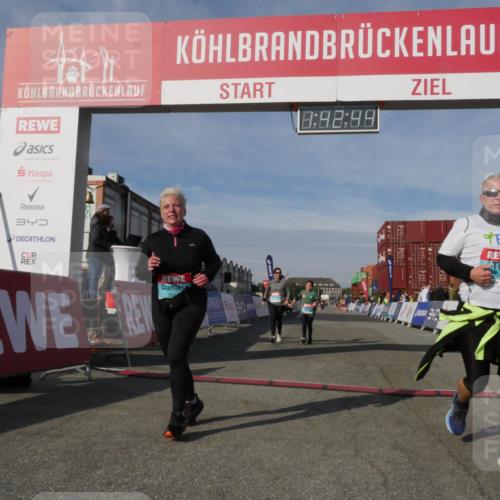 03.10.2025 - Köhlbrandbrückenlauf Matties Gatica Varas http://msf.ph/oto/9172379 03.10.2025 10:42:46 Ziel 2898, 2899 meine-sportfotos.de