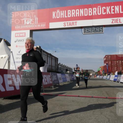 03.10.2025 - Köhlbrandbrückenlauf Matties Gatica Varas http://msf.ph/oto/9172381 03.10.2025 10:42:46 Ziel 2898, 2899 meine-sportfotos.de