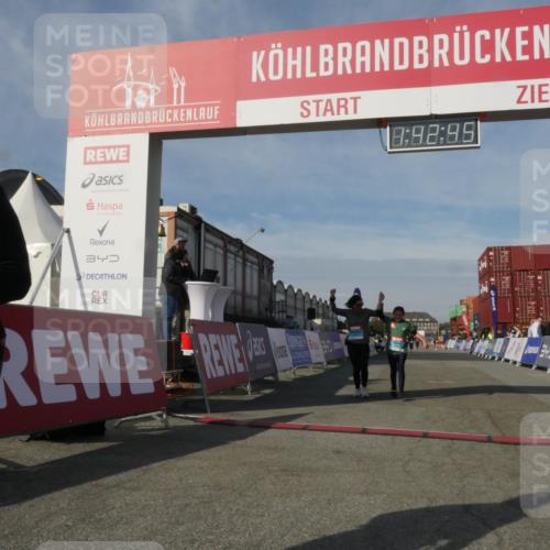 03.10.2025 - Köhlbrandbrückenlauf Matties Gatica Varas http://msf.ph/oto/9172383 03.10.2025 10:42:47 Ziel 2898, 2899 meine-sportfotos.de