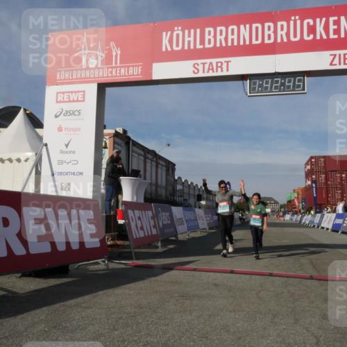 03.10.2025 - Köhlbrandbrückenlauf Matties Gatica Varas http://msf.ph/oto/9172385 03.10.2025 10:42:47 Ziel 2898, 2899 meine-sportfotos.de