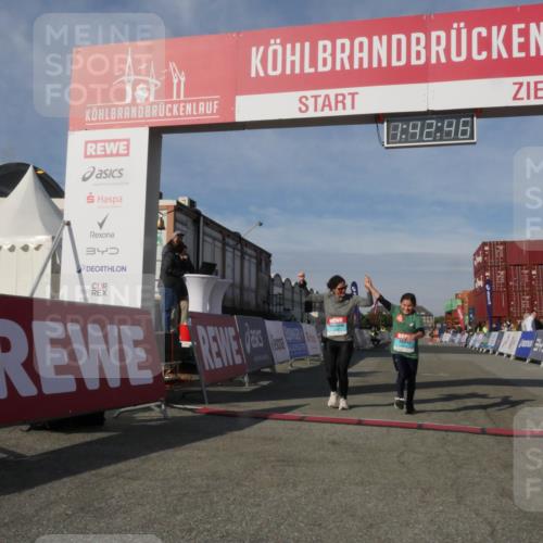 03.10.2025 - Köhlbrandbrückenlauf Matties Gatica Varas http://msf.ph/oto/9172387 03.10.2025 10:42:48 Ziel 2898, 2899 meine-sportfotos.de