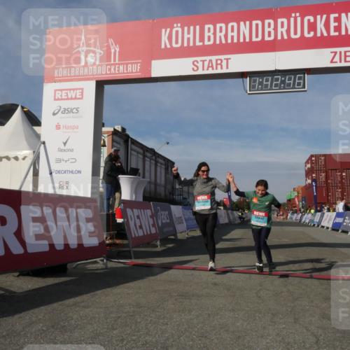 03.10.2025 - Köhlbrandbrückenlauf Matties Gatica Varas http://msf.ph/oto/9172389 03.10.2025 10:42:48 Ziel 2898, 2899 meine-sportfotos.de