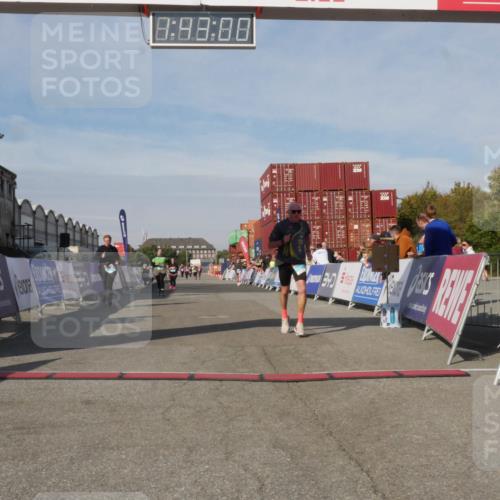 03.10.2025 - Köhlbrandbrückenlauf Matties Gatica Varas http://msf.ph/oto/9172395 03.10.2025 10:43:02 Ziel 2226, 3283, 3623, 3649 meine-sportfotos.de