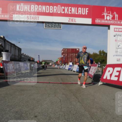 03.10.2025 - Köhlbrandbrückenlauf Matties Gatica Varas http://msf.ph/oto/9172403 03.10.2025 10:43:04 Ziel 2226, 3131, 3623, 3649 meine-sportfotos.de