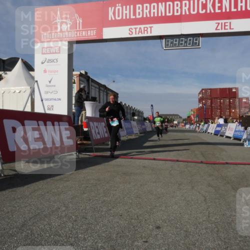 03.10.2025 - Köhlbrandbrückenlauf Matties Gatica Varas http://msf.ph/oto/9172407 03.10.2025 10:43:06 Ziel 2226, 3131, 3623, 3649 meine-sportfotos.de