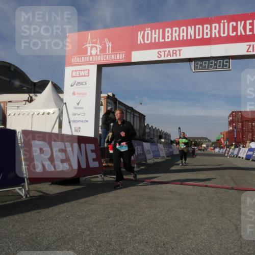03.10.2025 - Köhlbrandbrückenlauf Matties Gatica Varas http://msf.ph/oto/9172409 03.10.2025 10:43:07 Ziel 3131, 3623, 3649 meine-sportfotos.de