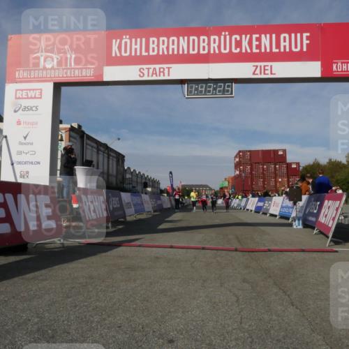 03.10.2025 - Köhlbrandbrückenlauf Matties Gatica Varas http://msf.ph/oto/9172443 03.10.2025 10:43:27 Ziel 2452, 2665, 2795, 3289, 3290, 3822 meine-sportfotos.de