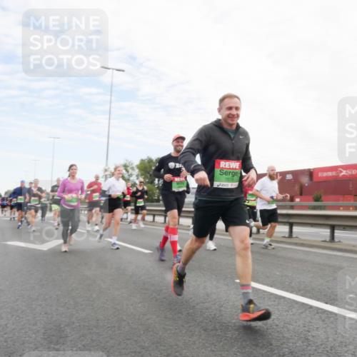 03.10.2025 - Köhlbrandbrückenlauf Matties Gatica Varas http://msf.ph/oto/9172521 03.10.2025 15:21:16 Position 3 7576 meine-sportfotos.de
