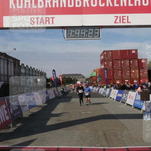 03.10.2025 - Köhlbrandbrückenlauf Matties Gatica Varas http://msf.ph/oto/9172526 03.10.2025 10:44:25 Ziel 2394, 2395 meine-sportfotos.de