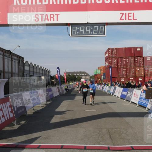 03.10.2025 - Köhlbrandbrückenlauf Matties Gatica Varas http://msf.ph/oto/9172528 03.10.2025 10:44:25 Ziel 2394, 2395 meine-sportfotos.de