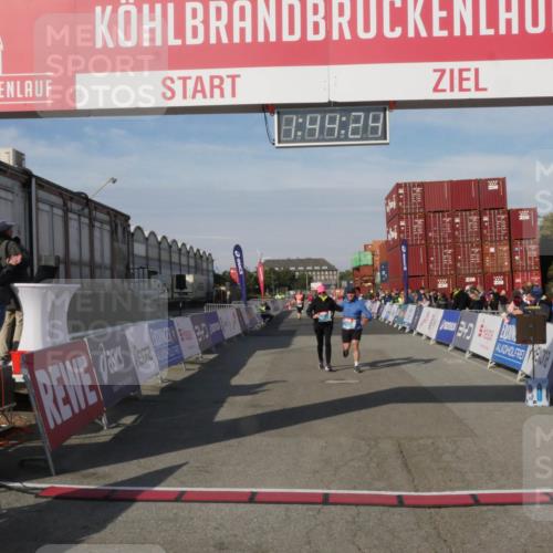 03.10.2025 - Köhlbrandbrückenlauf Matties Gatica Varas http://msf.ph/oto/9172530 03.10.2025 10:44:26 Ziel 2394, 2395 meine-sportfotos.de