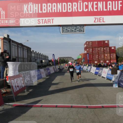 03.10.2025 - Köhlbrandbrückenlauf Matties Gatica Varas http://msf.ph/oto/9172532 03.10.2025 10:44:26 Ziel 2394, 2395 meine-sportfotos.de