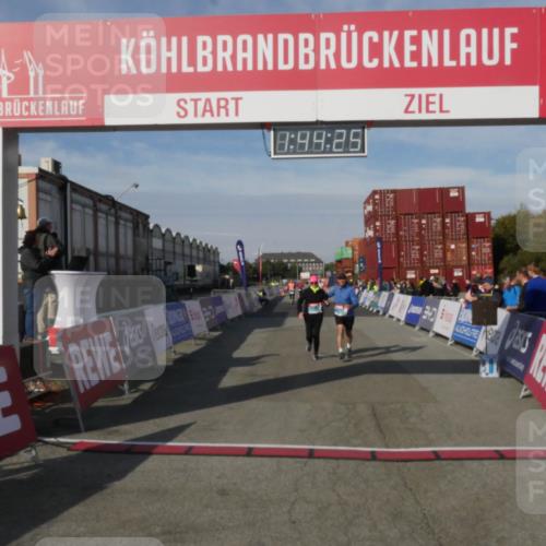 03.10.2025 - Köhlbrandbrückenlauf Matties Gatica Varas http://msf.ph/oto/9172534 03.10.2025 10:44:27 Ziel 2394, 2395 meine-sportfotos.de