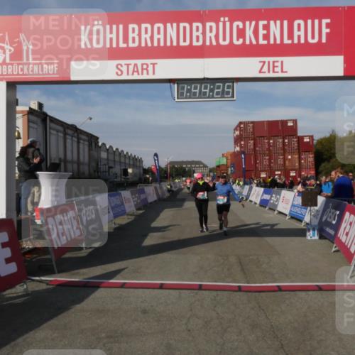 03.10.2025 - Köhlbrandbrückenlauf Matties Gatica Varas http://msf.ph/oto/9172536 03.10.2025 10:44:27 Ziel 2394, 2395 meine-sportfotos.de