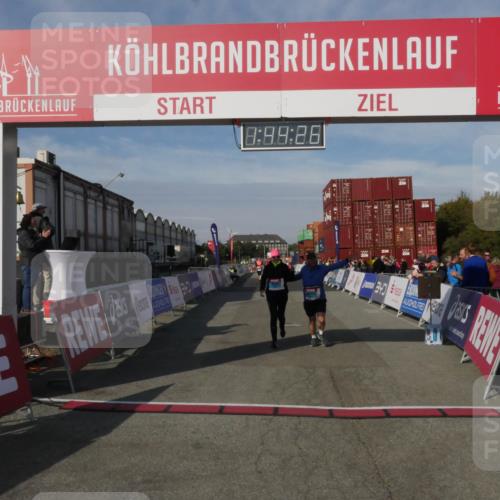 03.10.2025 - Köhlbrandbrückenlauf Matties Gatica Varas http://msf.ph/oto/9172538 03.10.2025 10:44:28 Ziel 2394, 2395 meine-sportfotos.de